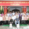 Le leader du PCV Nguyên Phu Trong visite des personnes méritantes de la révolution à Hanoï