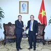 Front : des dirigeants laotiens reçus par le vice-PM Truong Hoa Binh