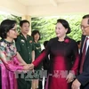 La présidente de l’AN rencontre des Vietnamiens à Singapour