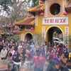 Les gens vont à la pagode pour la prière de la santé, de bonne fortune pour toute année au Temple de Quan Su. Photo: Internet