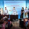Inauguration d’une école flottante pour les enfants Viêt Kiêu sur le Tonlé Sap