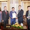 Remise de l'attestation de consul d’honneur de la République tchèque à Hai Phong
