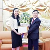 Insigne "Pour la paix et l'amitié entre les nations" à l'ambassadeur de Pologne au Vietnam