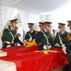 Quang Trị : inhumation des restes de 21 volontaires vietnamiens tombés au Laos