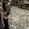 Manille : efforts pour nettoyer un canal envahi par les déchets plastiques