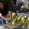 Au Vietnam, des répliques du trophée de la Coupe du monde déjà en préparation