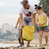 Un groupe bénévole étranger nettoie la plage de Nha Trang