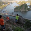 Quang Ninh : la baie de Ha Long vue du mont Bài Tho