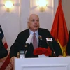 L'ambassade américaine ouvre un livre de condoléances pour le sénateur McCain