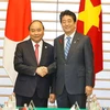 Le PM Nguyen Xuan Phuc s'entretient avec son homologue japonais Shinzo Abe