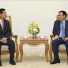 Le vice-PM Vuong Dinh Hue demande à Shinhan Card de développer la fintech au Vietnam
