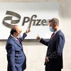 Le président vietnamien Nguyên Xuân Phuc visite la société Pfizer Biopharmaceutical