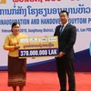 La compagnie d’assurance LAP offre une école primaire à un district laotien