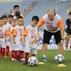 L’entraîneur Park Hang-seo rend visite à des enfants défavorisés à Phu Tho