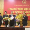 Remise des certificats d’investissement à deux grands projets à Ha Nam