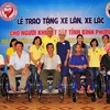 Binh Phuoc: une organisation américaine offre des fauteuils roulants à des handicapés
