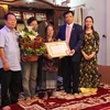 Le premier Vietnamien au Laos à recevoir l'insigne des 70 ans d'adhésion au PCV 