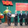 Le Laos remet une distinction honorifique à Thua Thien-Hue