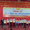 La compagnie d’assurance LAP remet des bourses à des étudiants laotiens