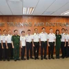 Le voilier 286/Le Quy Don échange avec des officiers de la Marine singapourienne