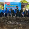 Mise en chantier d'un mât du drapeau national sur l’île de Tho Chu