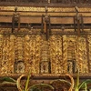 La beauté intemporelle du cadre de porte de la maison communale de Diêm