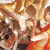 Les moines - sculpteurs de la pagode Doi