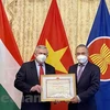 Les responsables de l'Association d'amitié Hongrie-Vietnam à l'honneur