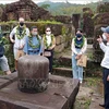 Des touristes étrangers visitent le patrimoine culturel mondial de My Son