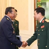 Un commandant de l'Armée de l'air cambodgienne en visite au Vietnam