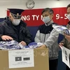 Des Vietnamiens en Russie présentent des masques aux habitants