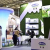 Vinamilk présente des produits laitiers biologiques « doubles normes » au salon FHC de Shanghai