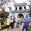 Des jeunes passionnés par la diffusion de l'image de Hanoï auprès des touristes étrangers