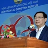 Le vice-PM Vuong Dinh Hue rend visite à des travailleurs à Kon Tum