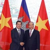 Le Premier ministre Nguyen Xuan Phuc s'entretient avec son homologue cambodgien Hun Sen