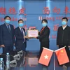 COVID-19 : La ville de Mong Cai accorde une aide en matériel médical à la ville de Dongxing (Chine)