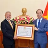 Remise de l’Ordre de l’Amitié à l’ambassadeur d'Indonésie au Vietnam