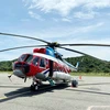 Un hélicoptère transportant le vaccin anti-COVID-19 vers le district insulaire de Con Dao