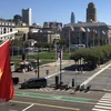 Drapeau vietnamien hissé à San Francisco (États-Unis) à l'occasion de la Fête nationale
