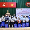 Dons à des enfants devenus orphelins à cause du COVID-19 à Ho Chi Minh-Ville