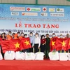 Binh Thuan: remise de drapeaux nationaux et de gilets de sauvetage à des pêcheurs défavorisés