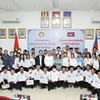 Remise de bourses d'études à des étudiants cambodgiens au Vietnam