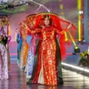 Un défilé de mode met en valeur l'ao dai vietnamien et la soie thaïlandaise