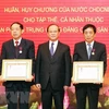 Remise des distinctions honorifiques de l’Etat laotien au Bureau du CC du PCV