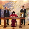 La vice-présidente Dang Thi Ngoc Thinh signe le registre de félicitations à l’Empereur japonais 