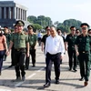 Le PM Nguyen Xuan Phuc vérifie les travaux de rénovation du mausolée du président Ho Chi Minh