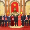 Le dirigeant Nguyen Phu Trong remet ses décisions de nomination à 9 nouveaux ambassadeurs