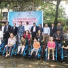 Une organisation américaine offre 500 fauteuils roulants à des handicapés de Quang Binh