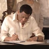 Le président Rodrigo Duterte signe une loi créant l'Agence spatiale philippine