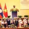 Le Laos décore des collectivités et responsables de l’Assemblée nationale vietnamienne